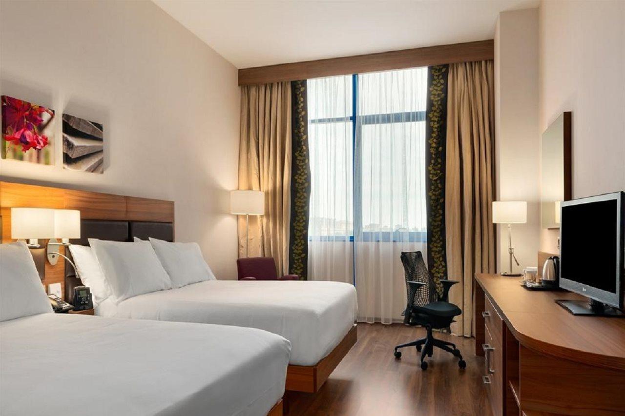 Hilton Garden Inn Sevilla Екстериор снимка