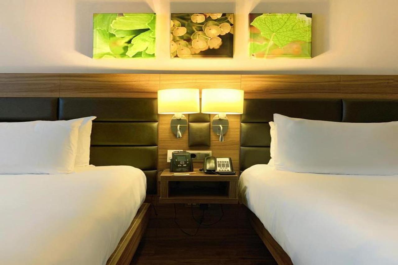 Hilton Garden Inn Sevilla Екстериор снимка