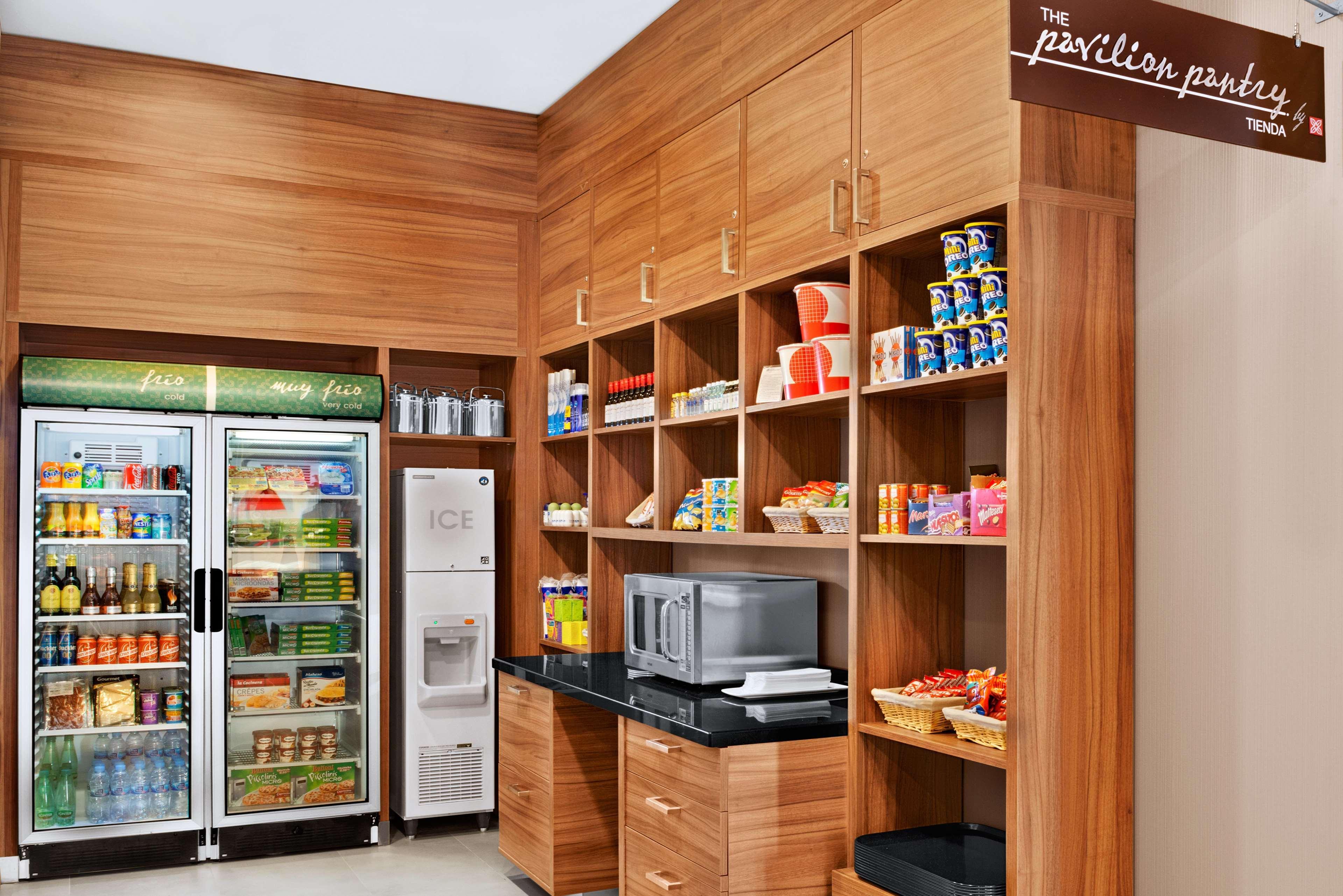 Hilton Garden Inn Sevilla Екстериор снимка