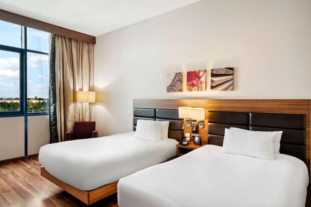 Hilton Garden Inn Sevilla Стая снимка