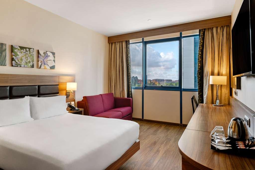 Hilton Garden Inn Sevilla Стая снимка