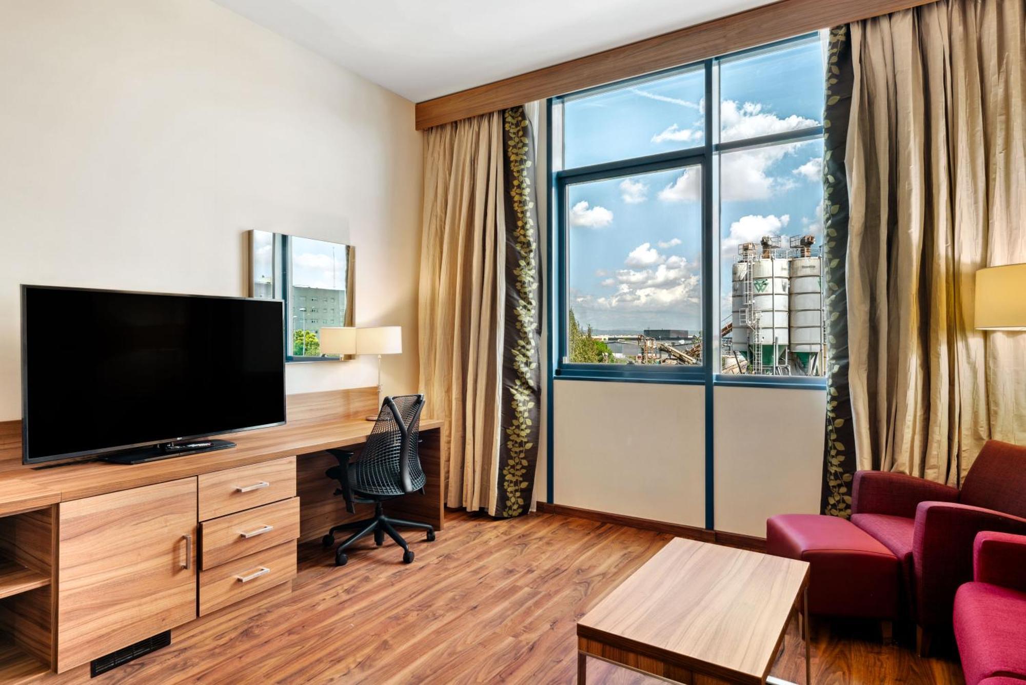 Hilton Garden Inn Sevilla Екстериор снимка
