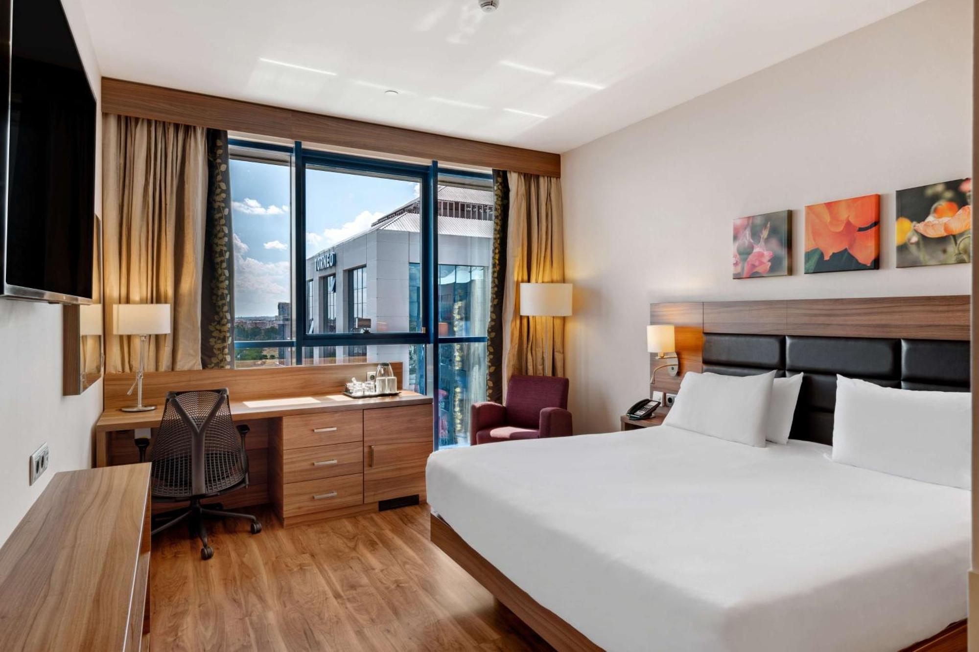 Hilton Garden Inn Sevilla Екстериор снимка
