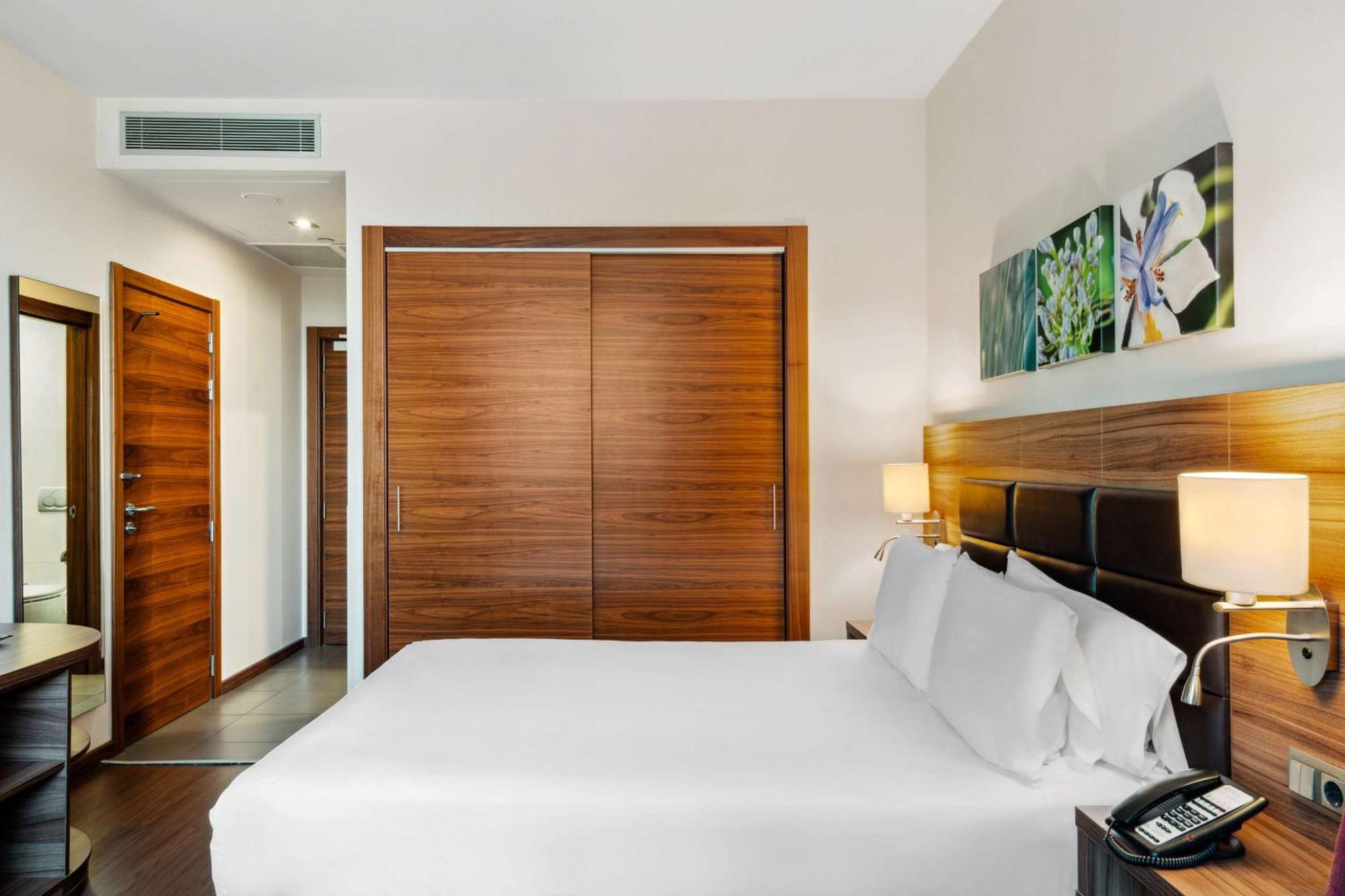 Hilton Garden Inn Sevilla Екстериор снимка