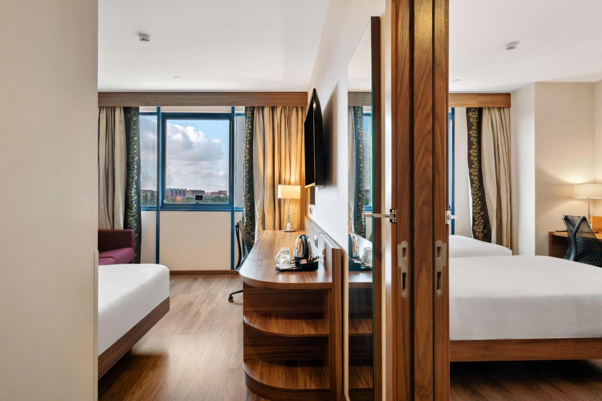 Hilton Garden Inn Sevilla Екстериор снимка